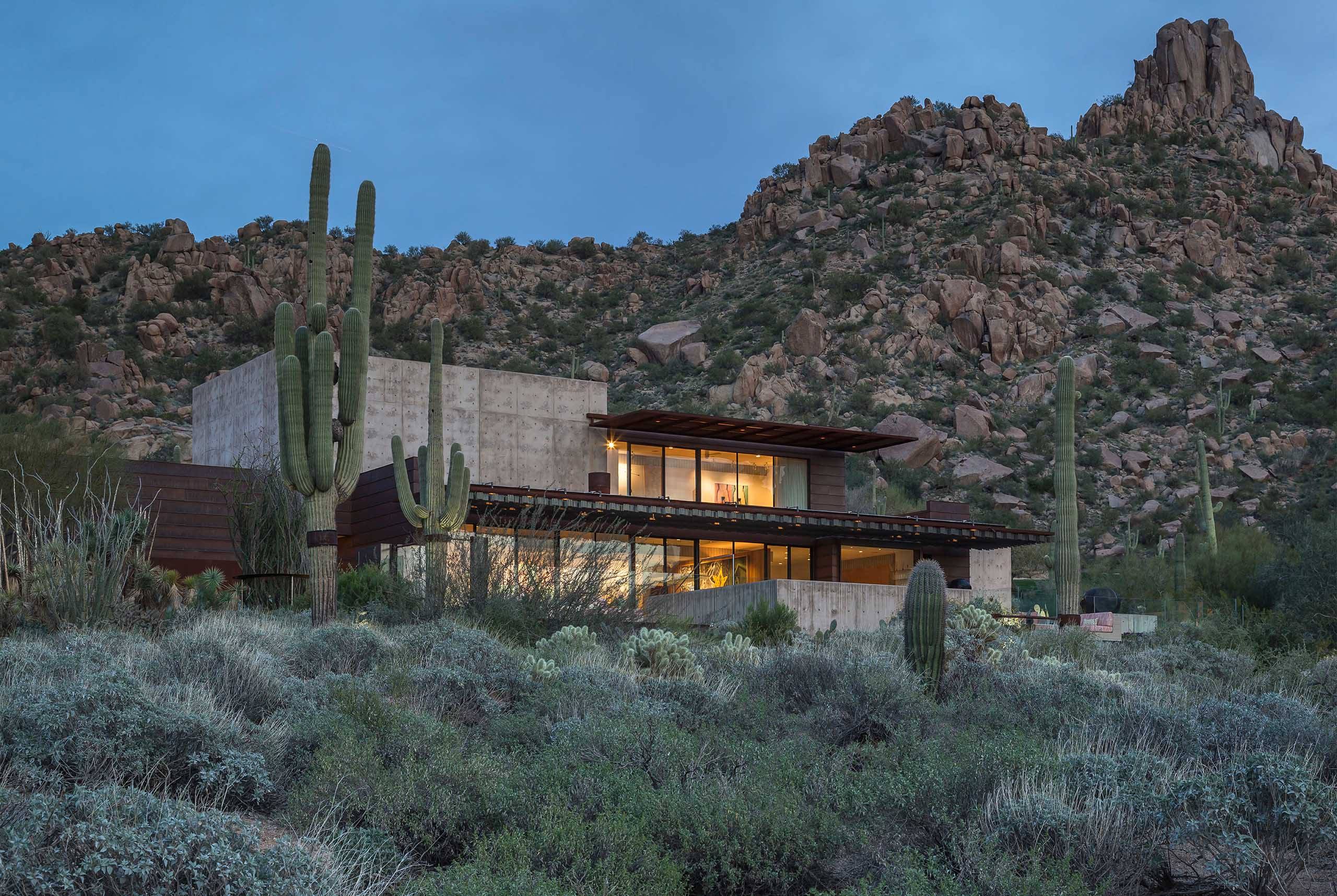 Logan Residence15 – mountain view exterior view of Logan Residence designed by Eddie Jones, FAIA, of Jones Studio on the mountainside in Scottsdale, Arizona
