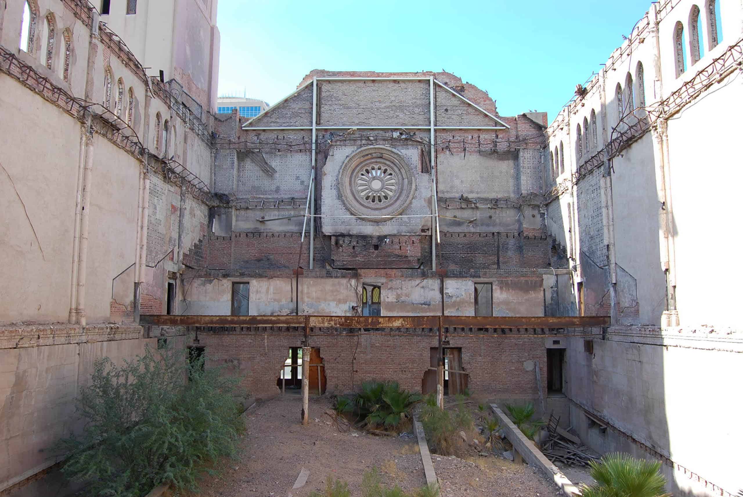 Monroe Street Abbey Courtyard - before